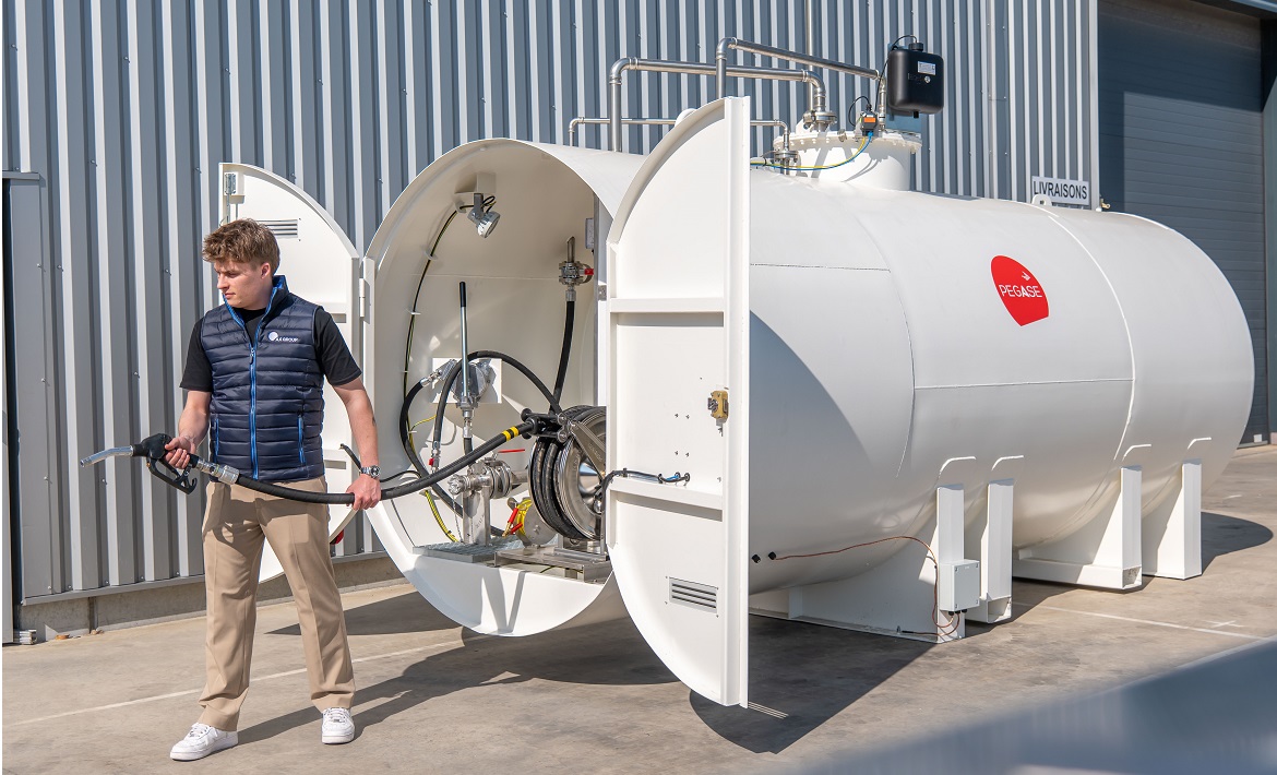 Cuve-double-paroi-7500L-carburant-aviation-borne-distribution-CB-paiement-terminal-en-12285-2