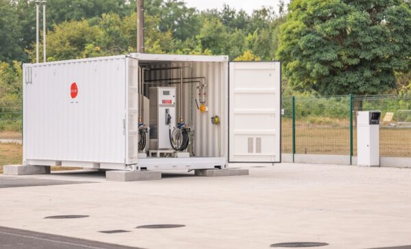 Station-en-conteneur-bi-compartiment-carburant-aviation100LL-Avgas-jet-a1-paiement-borne-cb